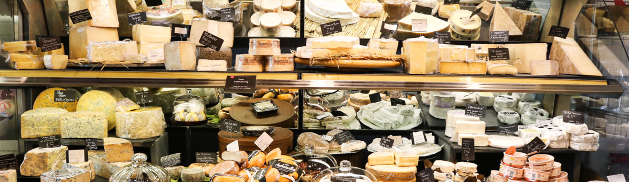 Verschillende soorten kaas in een vitrine