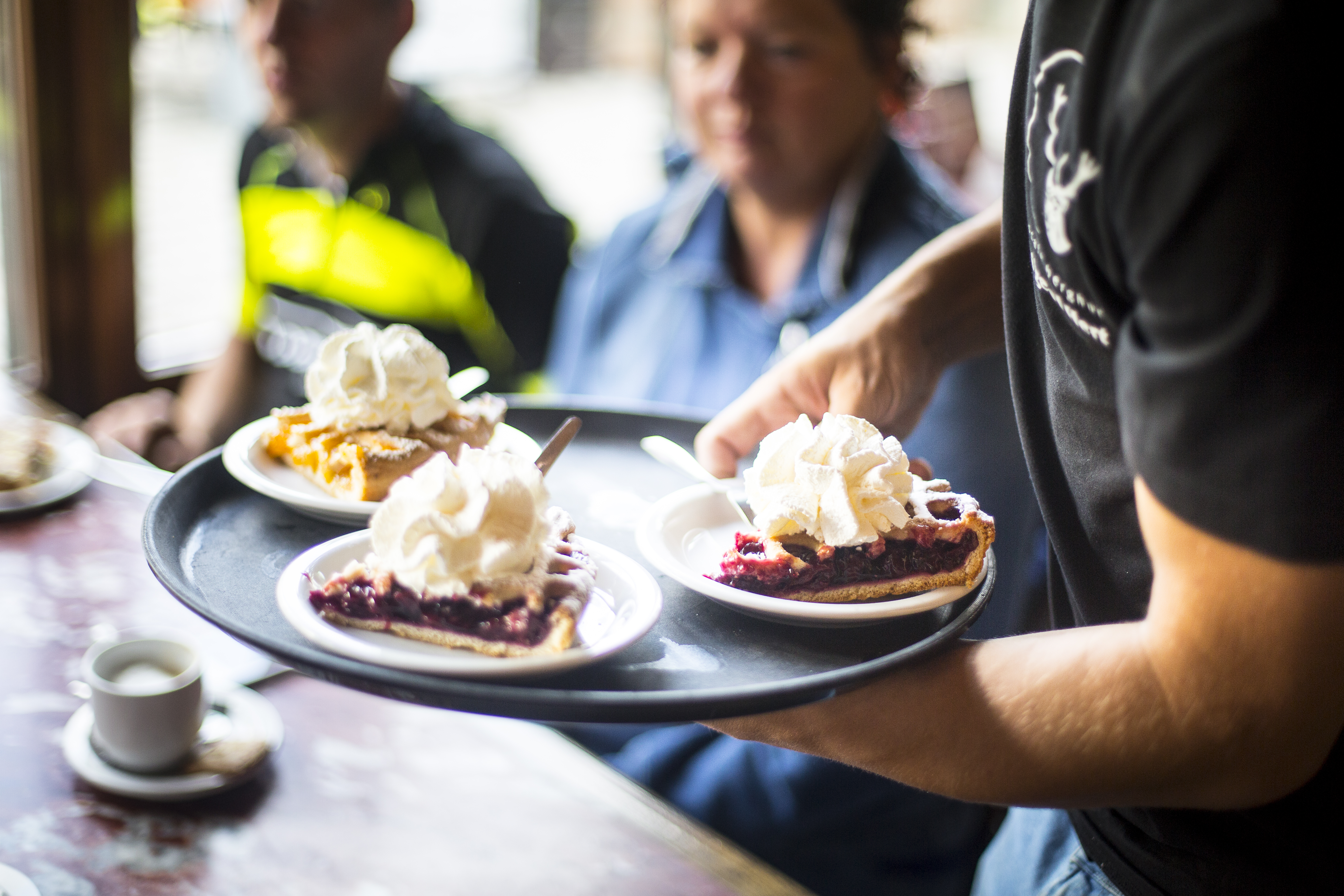 drie-stukken-limburgse-vlaai-met-slagroom-op-bedieningsblad-in-zuid-limburg.jpg?anchor=center&mode=crop&quality=80&width=500&height=500&rnd=132373282020000000