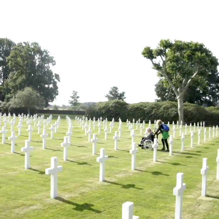 Vrouw in rolstoel met begeleidster op de Amerikaanse Begraafplaats in Margraten Mijn Pelgrimspad