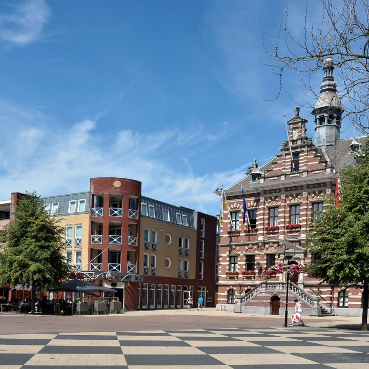 De markt in Kerkrade met het Raadhuis en de kerk