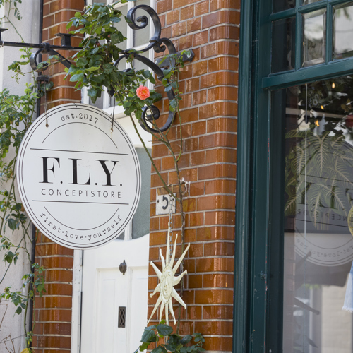 Detail op winkel signing in Heerlen Oranje Nassaustraat FLY conceptstore