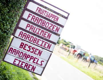 Divierse Soorten Fruit Aangeboden Bij Fruitboerderij In Zuid Limburg