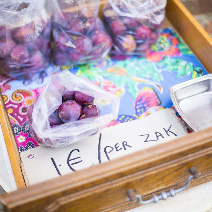 Geplukte Pruimen Te Koop Aangeboden Bij Fruitboerderij In Zuid Limburg