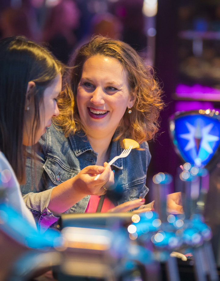 2 vrouwen hebben plezier aan de bar