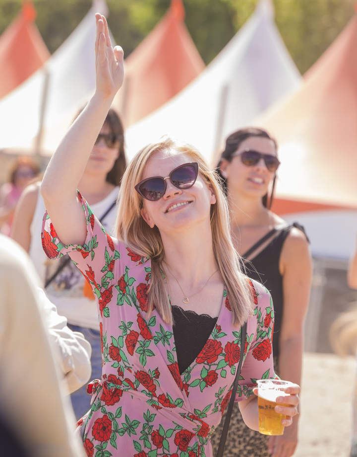 Meisje met biertje danst op Solar