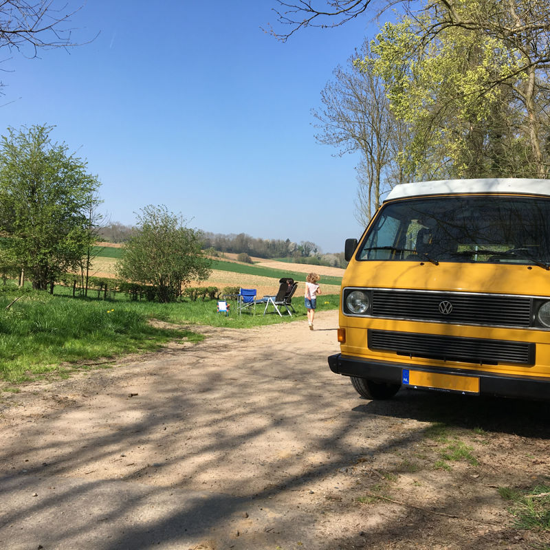 Maud de Graaff - Bloesemtocht met gele Volkswagen tijdens picknick