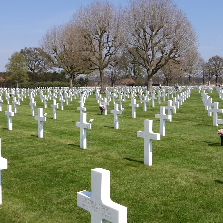 Zicht op de vele witte kruizen op het Amerikaanse begraafplaats in Margraten