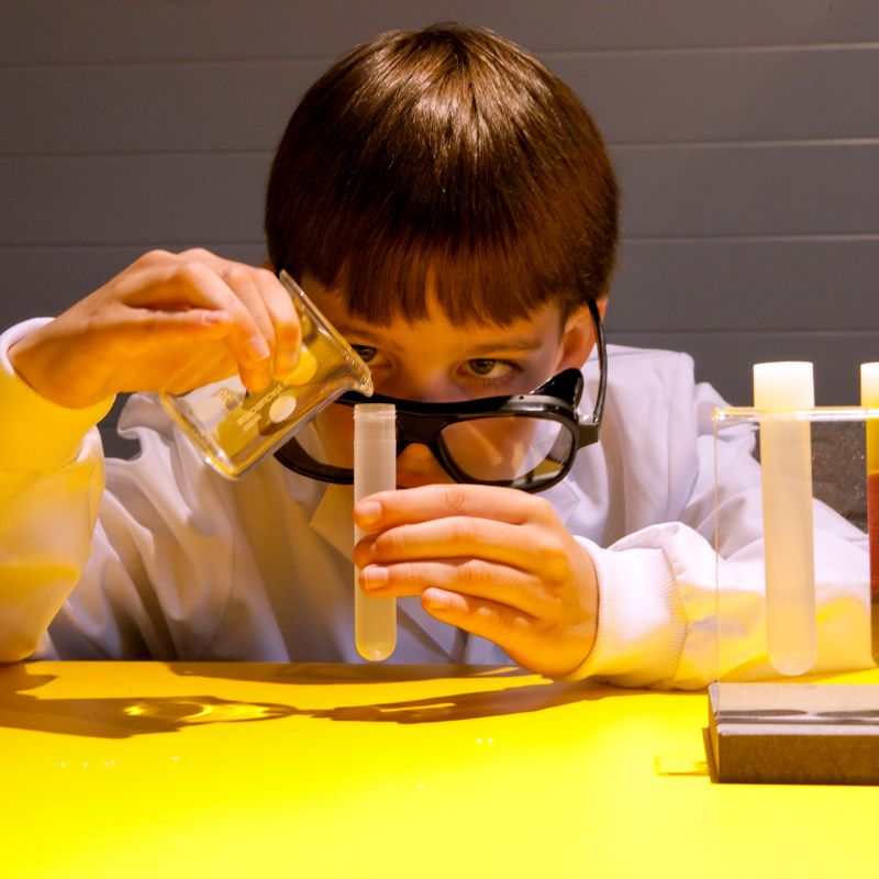 Jongetje voert experimentje uit bij Continium Discovery Center