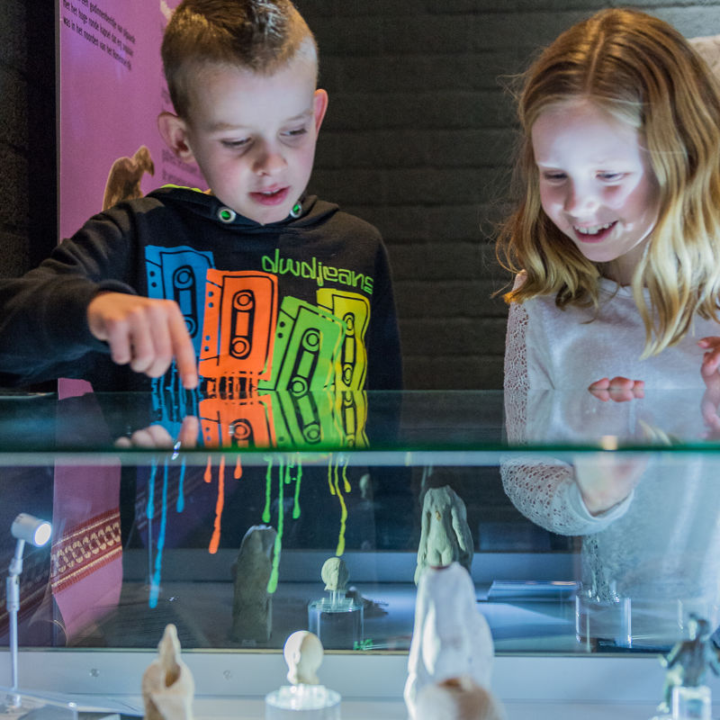 Kinderen bekijken collectie in Thermenmuseum Heerlen