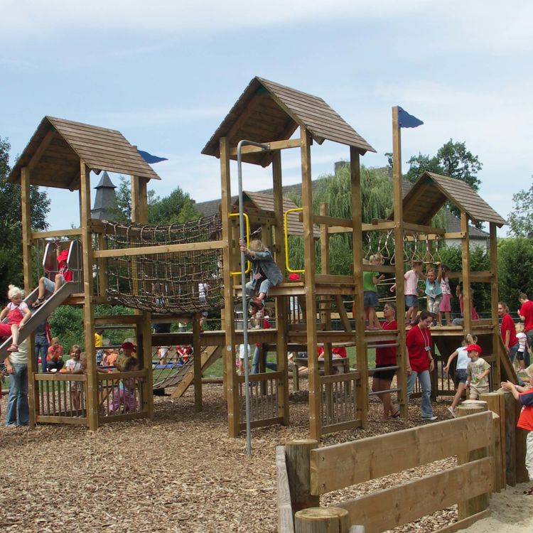 Kinderen spelen in de speeltuin van Kasteelpark Born