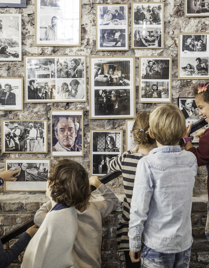 Kinderen bekijken op een trap oude filmposters
