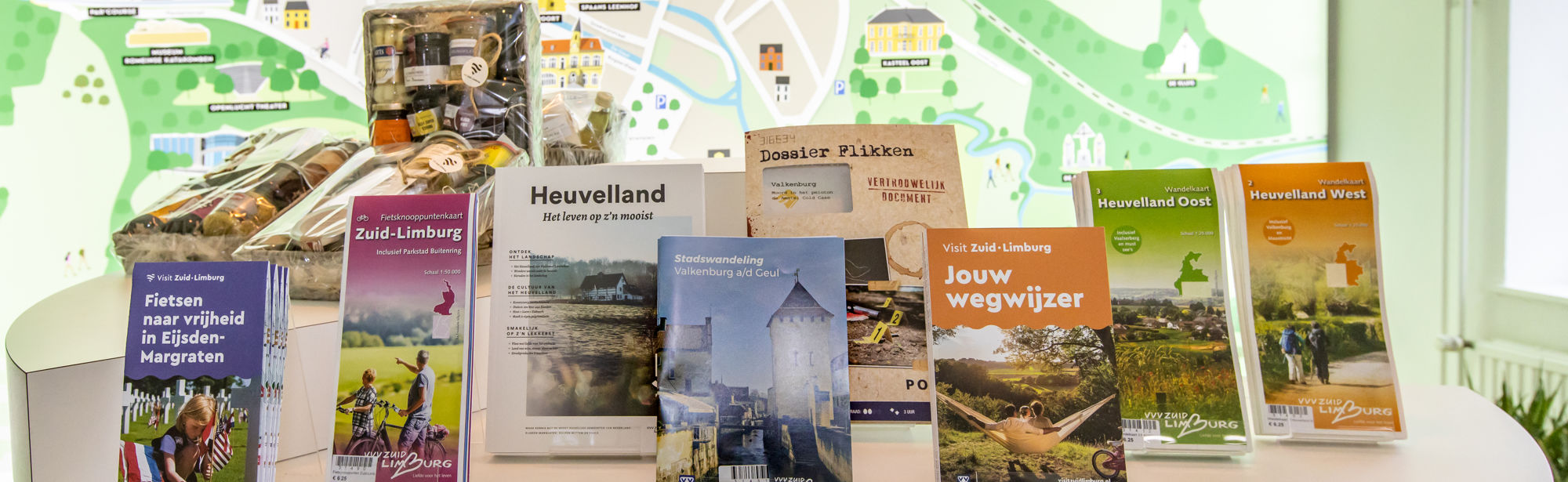 Diverse Visit Zuid-Limburg brochures uitgestald in de Visit Zuid-Limburg Experience in Valkenburg