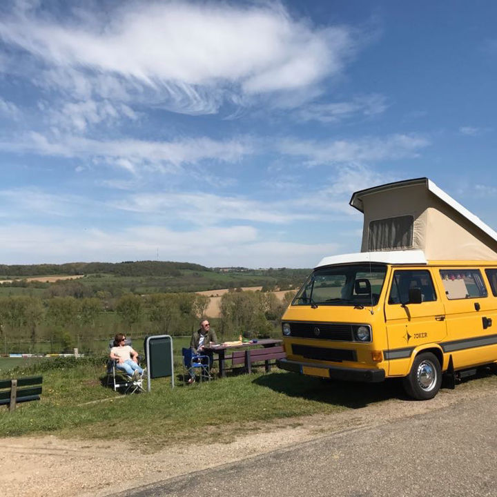 Maud de Graaf aan het picknicken op de Gulperberg met gele Volkswagen