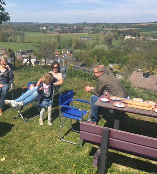 Maud de Graaff geniet met familie van een picknick op de Gulperberg