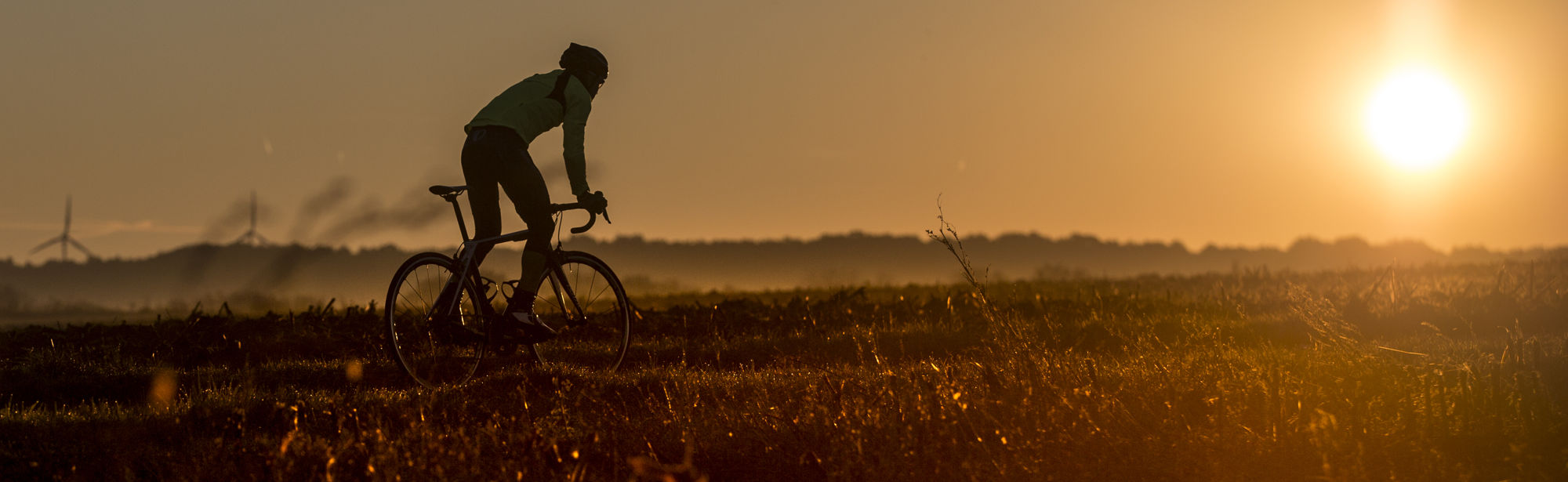 wielrennen zonsondergang veld