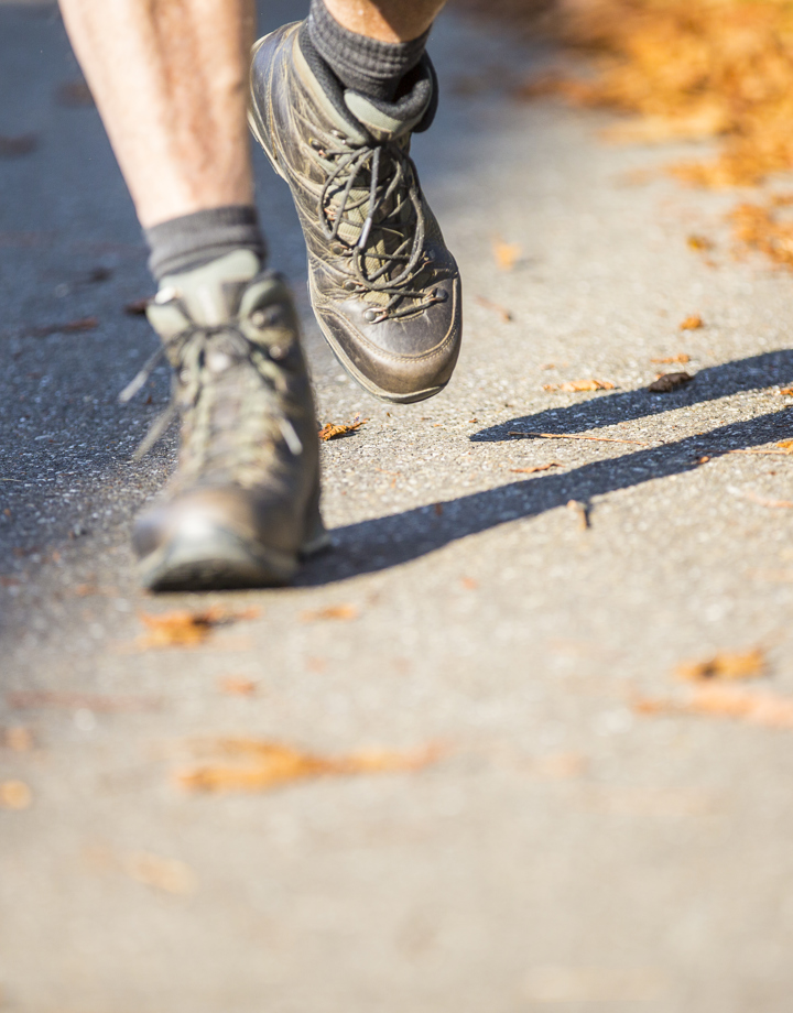 Wandelschoenen langs de herfstbladeren