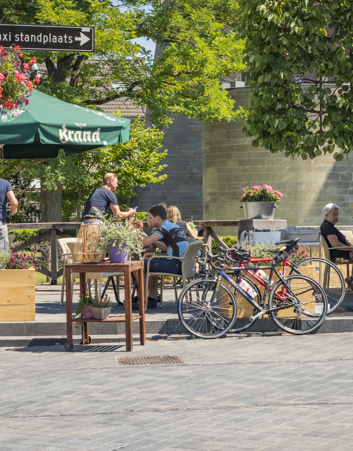 Plein met mensen zittende op een terras in de zomer