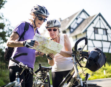 Dames met fietsknooppuntenkaart vakwerk Zuid-Limburg