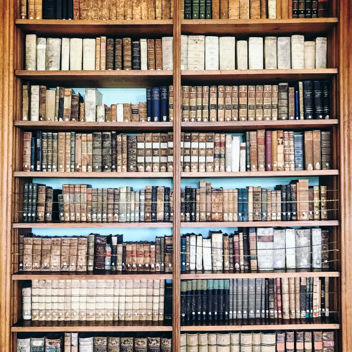 Boekenkast met oude boeken uit de Rococco bibliotheek van Abdij Rolduc