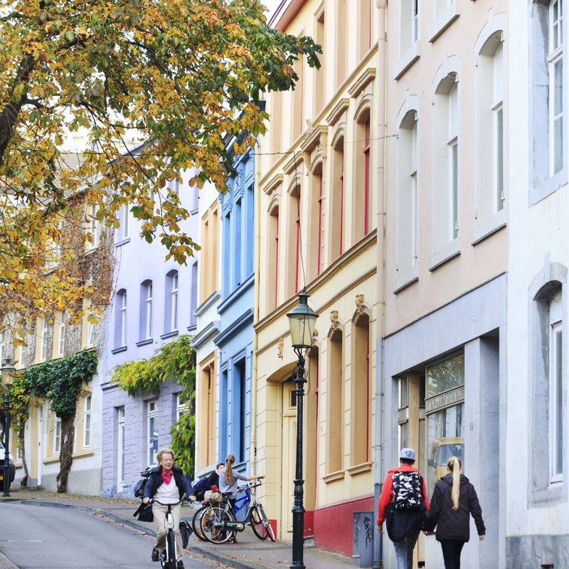 De bekende gekleurde huizen in de Bergstraat te Vaals