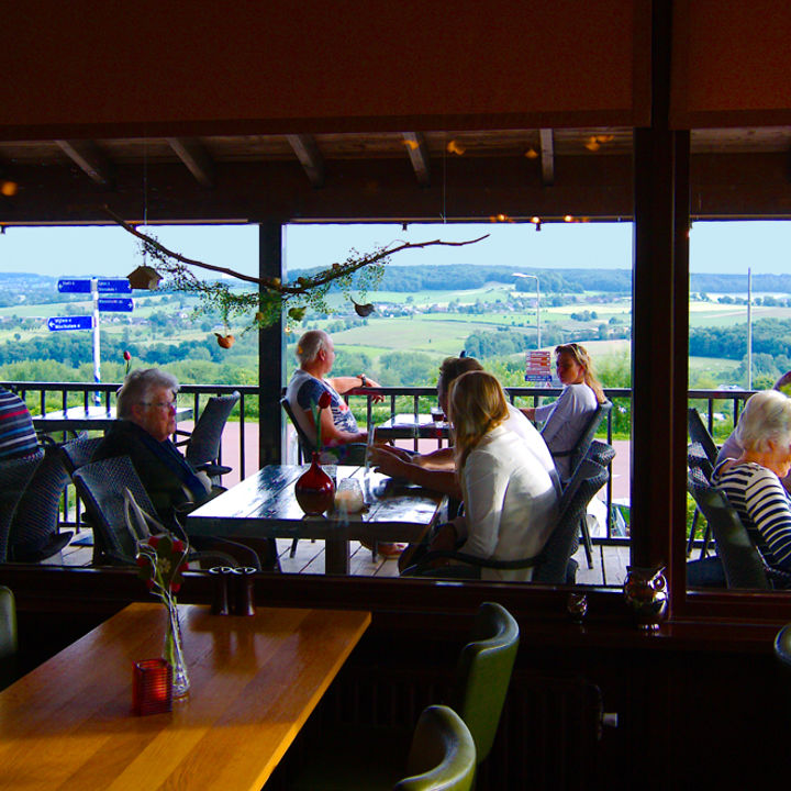 Gasten aan tafel en terras bij Restaurant Buitenlust