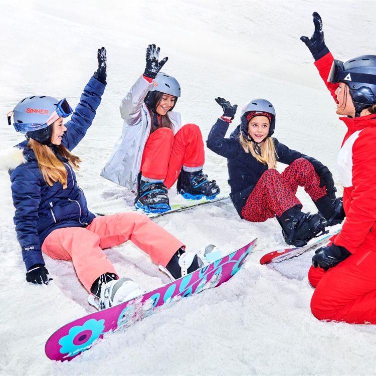 Kinderen krijgen snowboardles bij SnowWorld in Landgraaf
