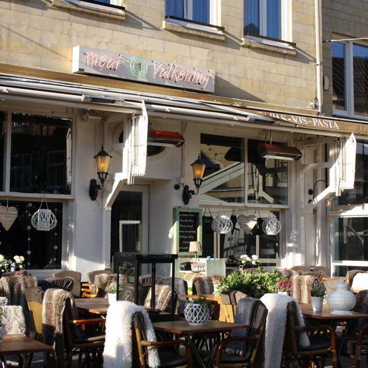 Restaurant-Hotel Valkenhof terras van buiten
