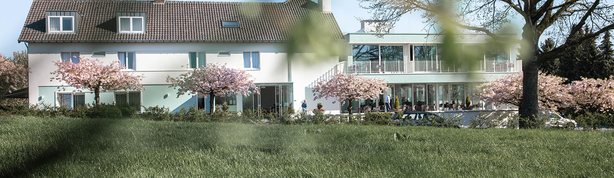Hotel Berghoeve Geziend Door Bomen Met Bloemen