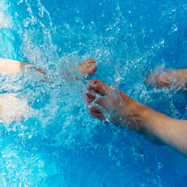 Detailopname van voeten in het zwembad