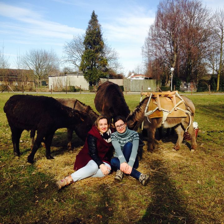 Jenneke en leonie zittend met ezels