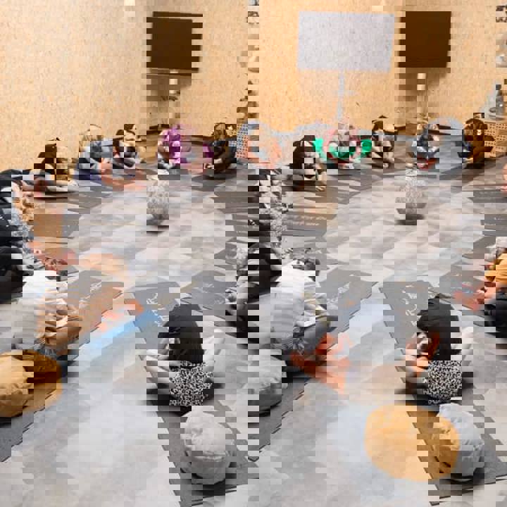 groepje dames in yoga kring in yoga oefeningen.