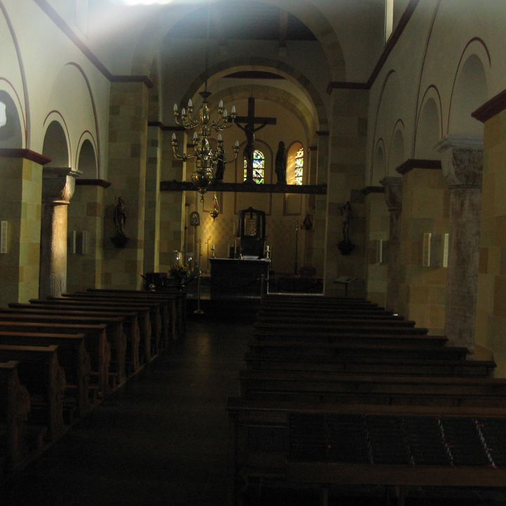 Interieur van de Heilige Amelberga Basiliek in Susteren