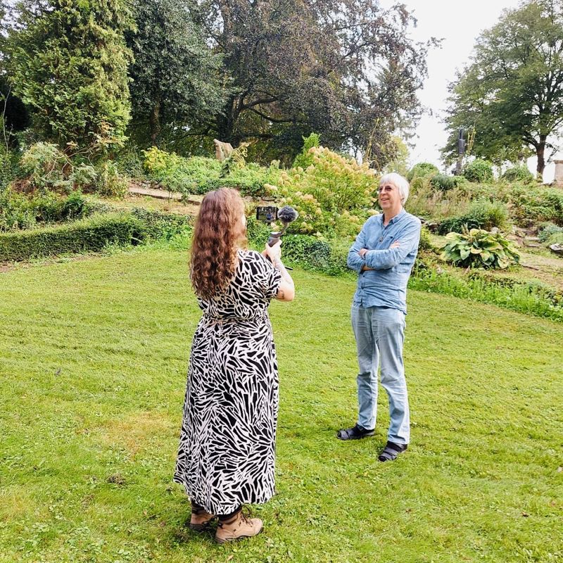 Jenneke interviewt een meneer van Klooster Wittem in de tuin van het klooster