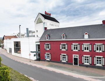 Het rode huis en brouwerij van Brand in Wijlre