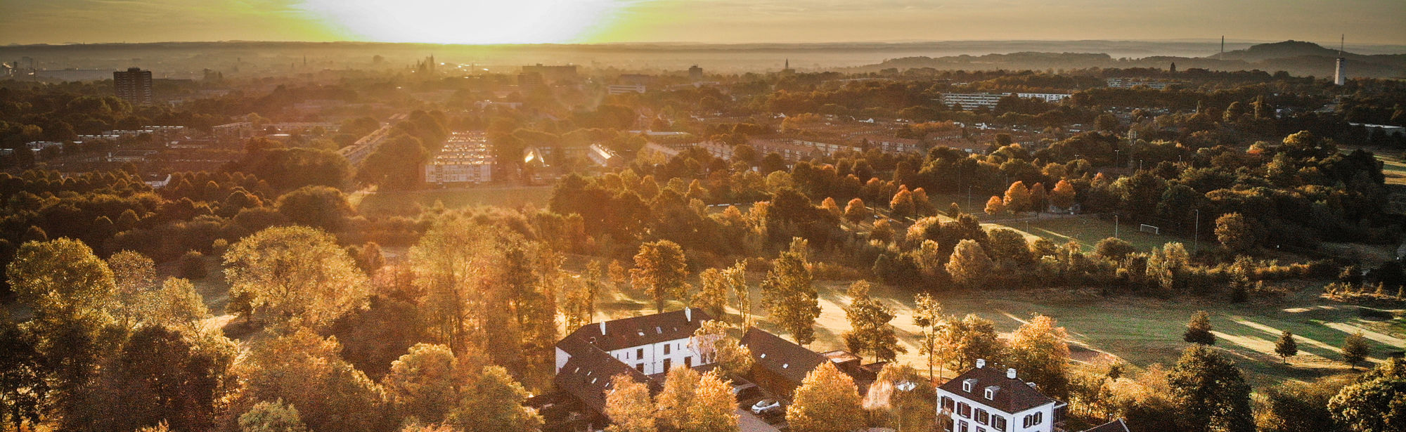 Luchtfoto in de herfst van Dormio Vakantiepark in Maastricht