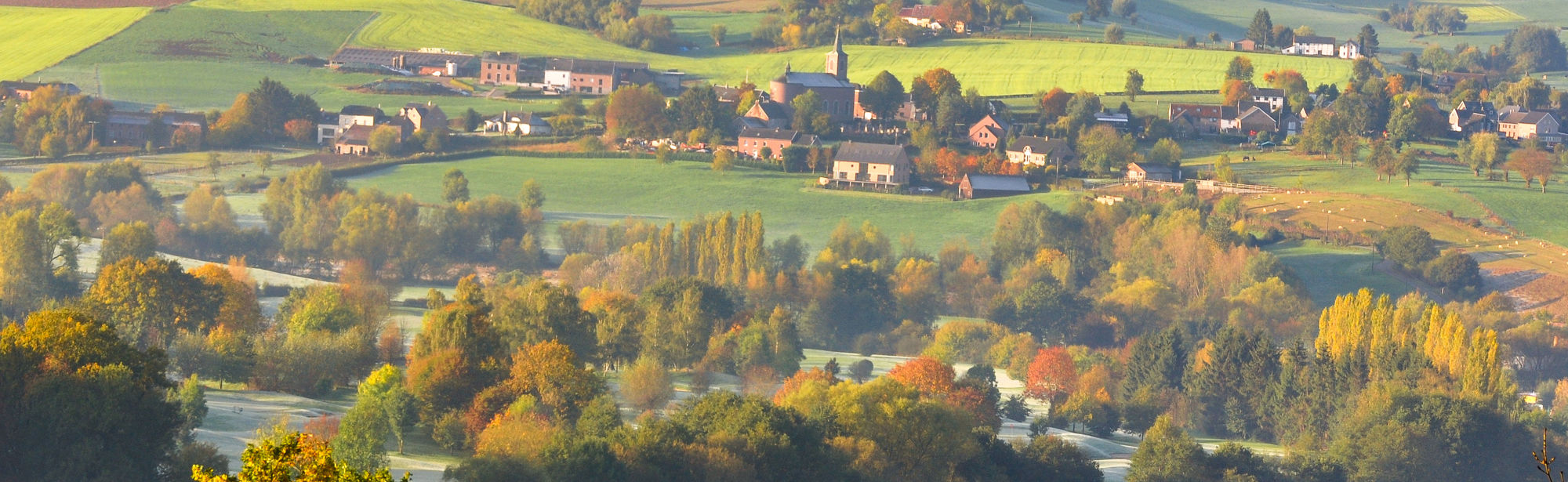 Prachtig panorama over het heuvellandschap in de herfst