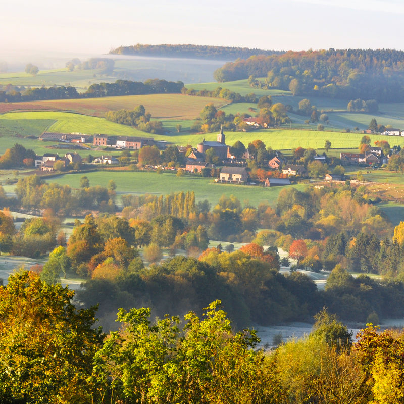 Prachtig panorama over het heuvellandschap in de herfst