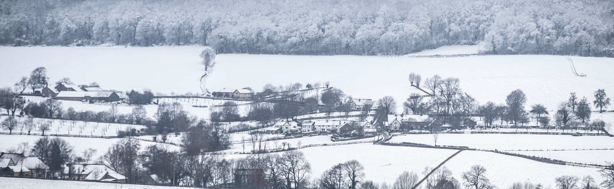 Uitzicht over het besneeuwde landschap in het Heuvelland