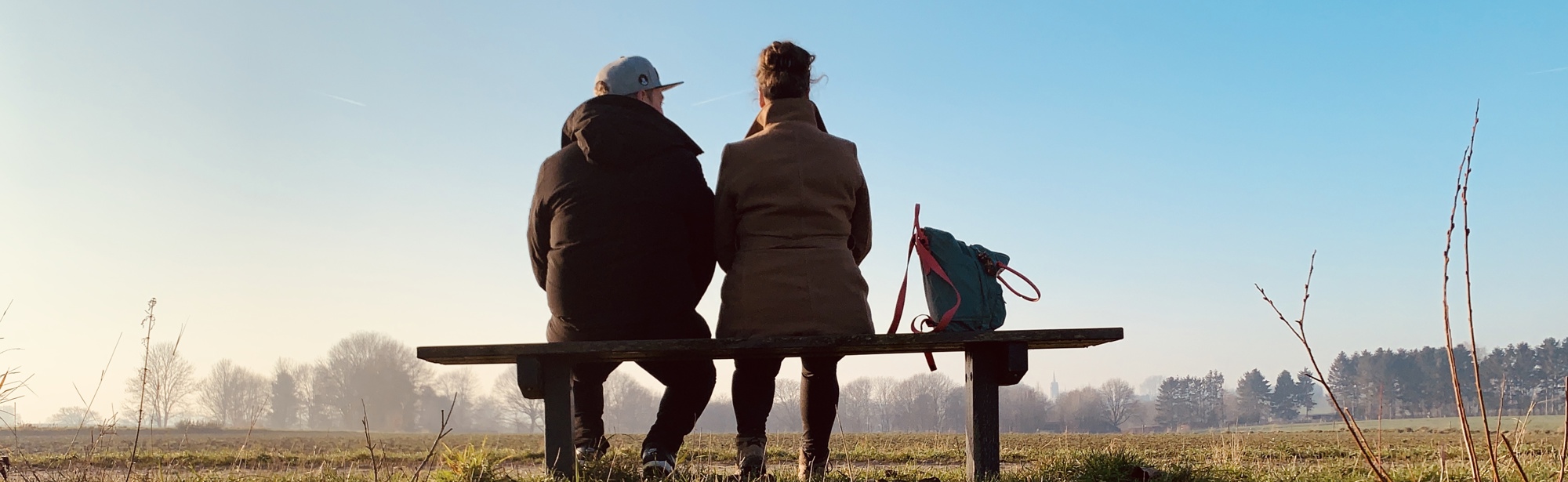 Jenneke met haar vriend op bankje tijdens wandeling