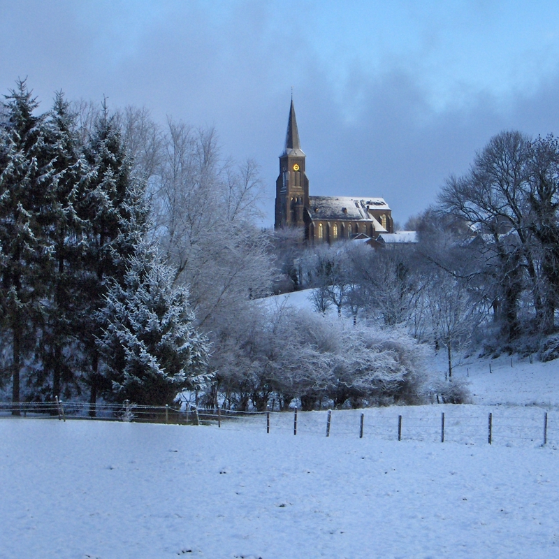 Winters landschap met in de verte de kerk van Vijlen.