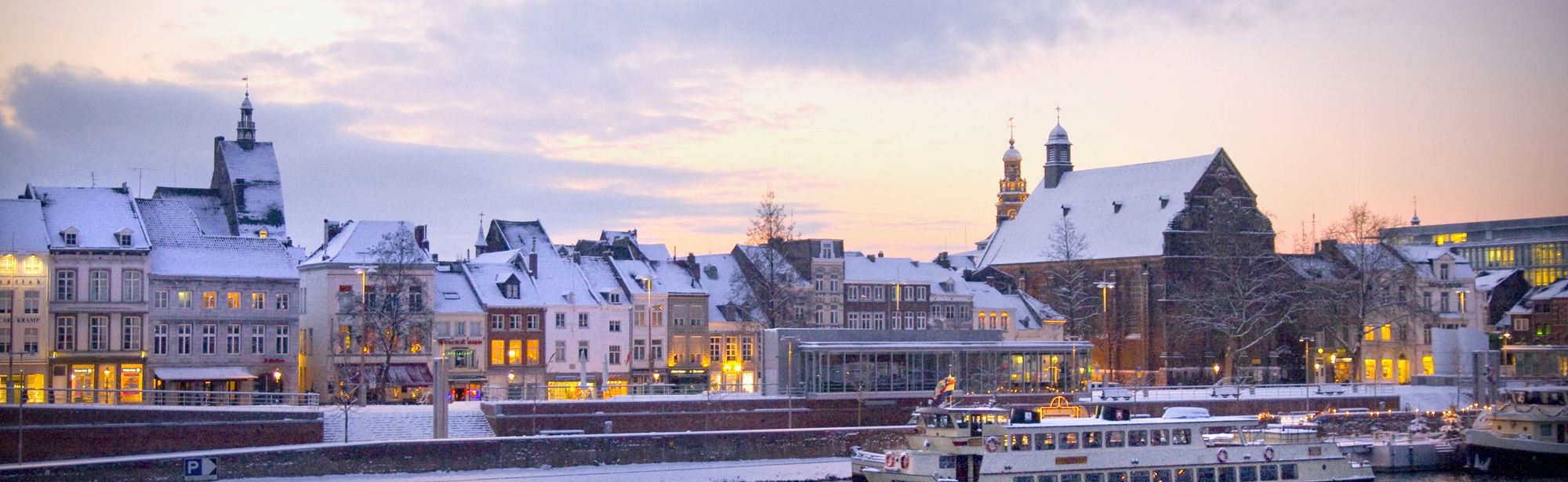 Uitzicht over de Maas en de stad Maastricht in de winter