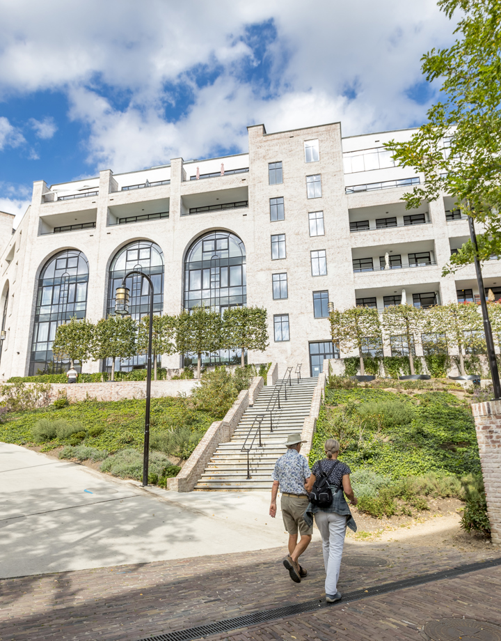 Vooraanzicht Maankwartier in Heerlen met wandelende mensen