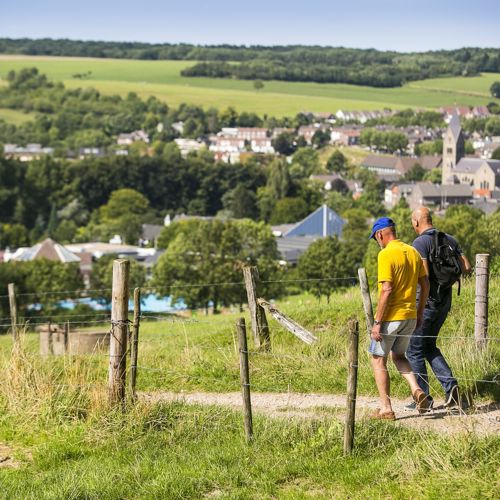 Twee wandelaars bij de Gulperberg met uitzicht van de omgeving