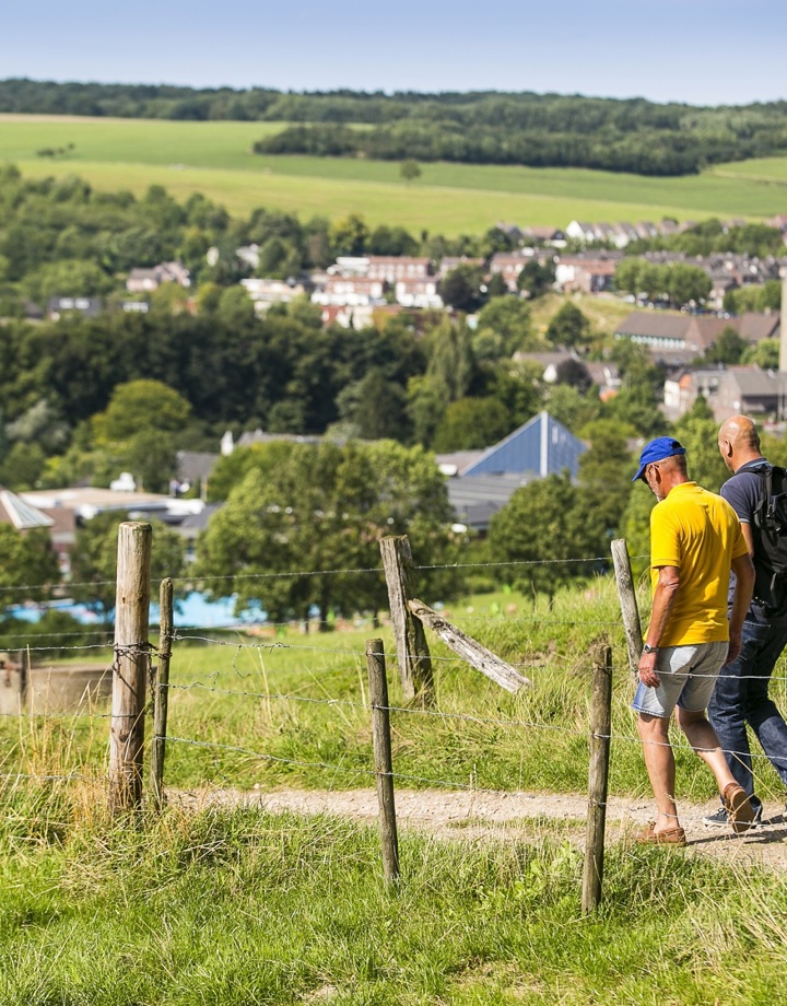 Twee wandelaars bij de Gulperberg met uitzicht van de omgeving