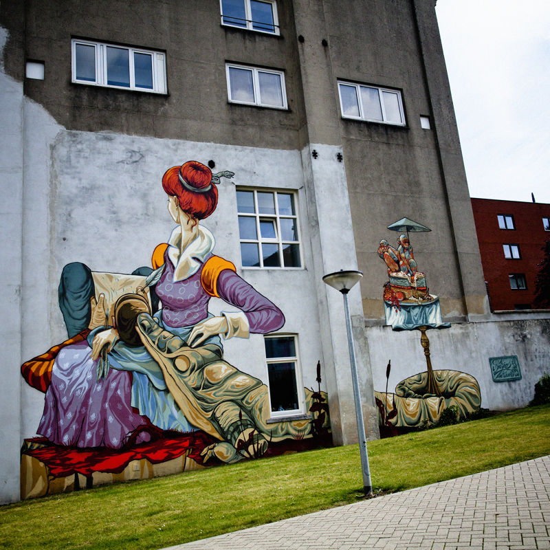 Een mural van een Middeleeuwse dame op een oud pand in Parkstad