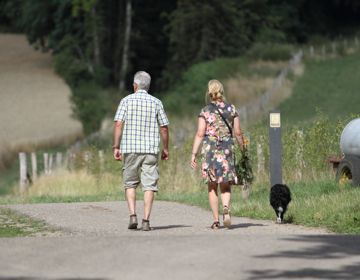 Man en vrouw lopen samen met de hond de Wanenbergroute