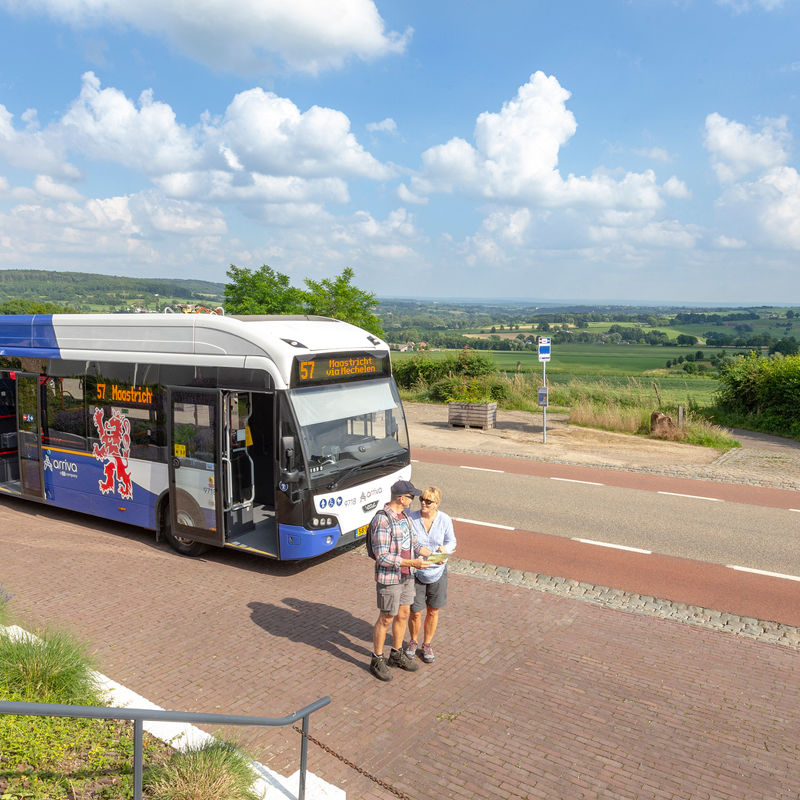 Twee wandelaars bekijken de route na het uitstappen uit de bus