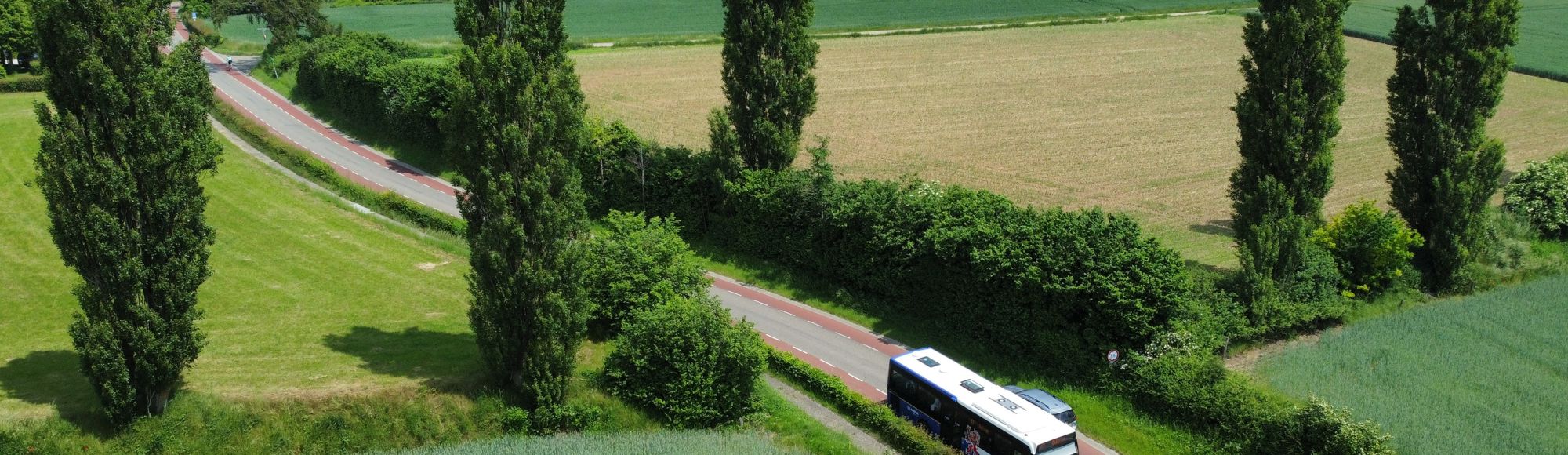 Een Arriva bus rijdt door het Heuvelland