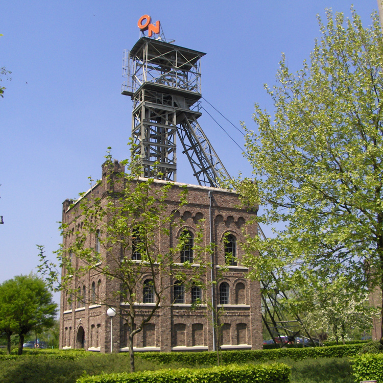 Zicht op het mijn schachtgebouw Oranje Nassau in Heerlen