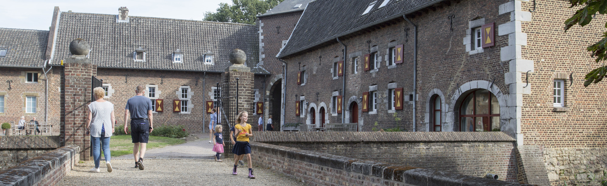 Een meisje loopt tijdens de Open Monumentendag rond bij Kasteel Cortenbach